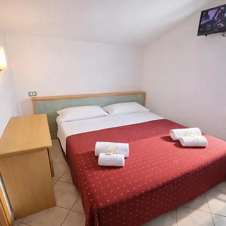 Otel Hotel Villa Tina Easy Stay B&B
